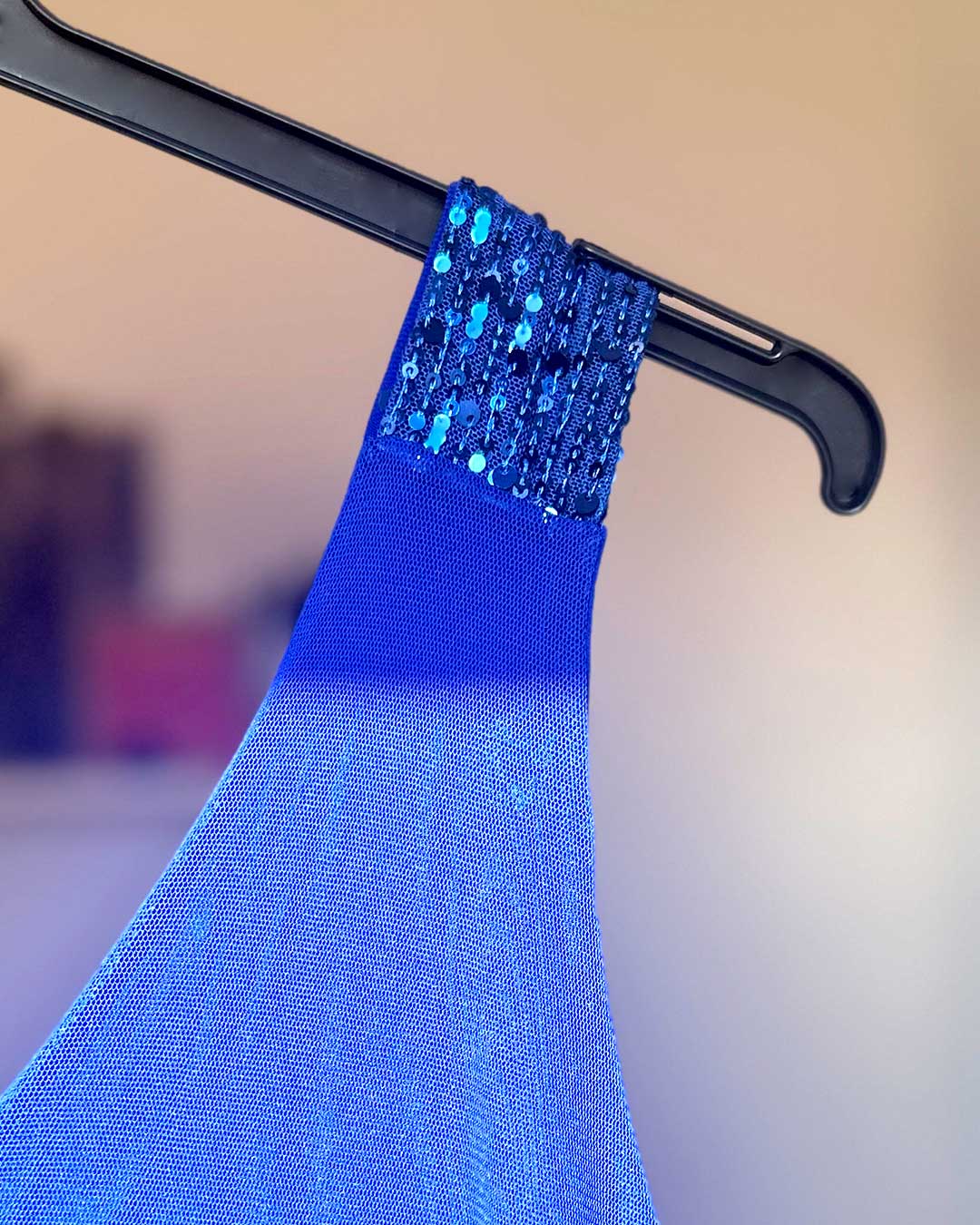 Detalle de hombro de mono de gasa con lentejuelas azul klein, igual que el mono.