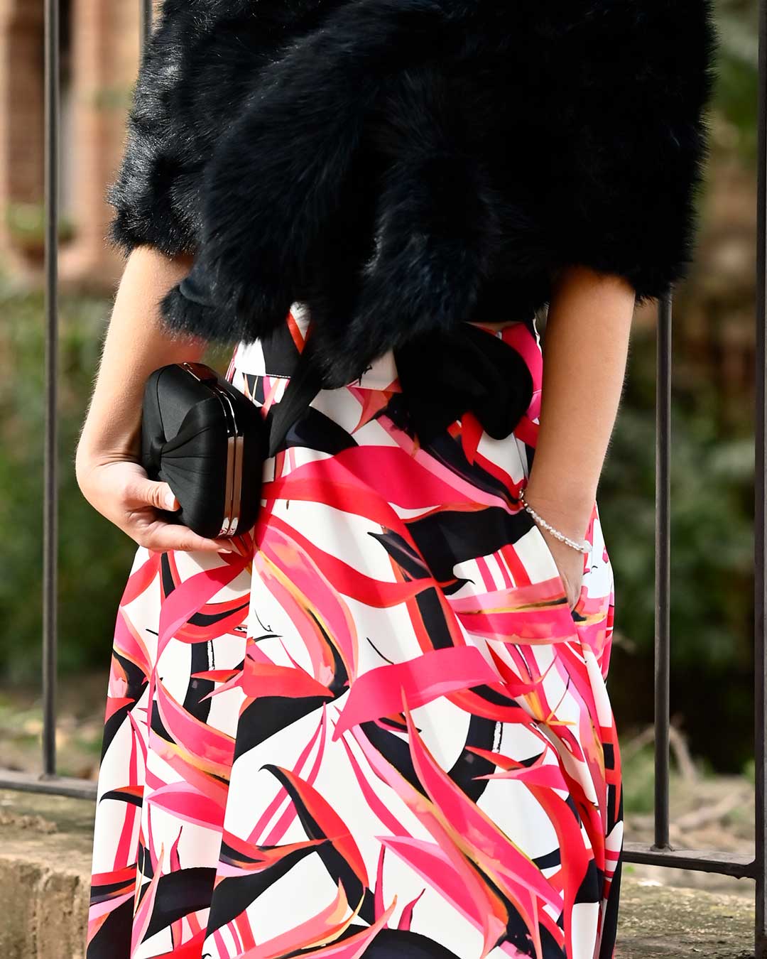 Detalle de la cintura alta de la Falda Plisada, resaltando su ajuste favorecedor y versatilidad para combinar con tops elegantes.