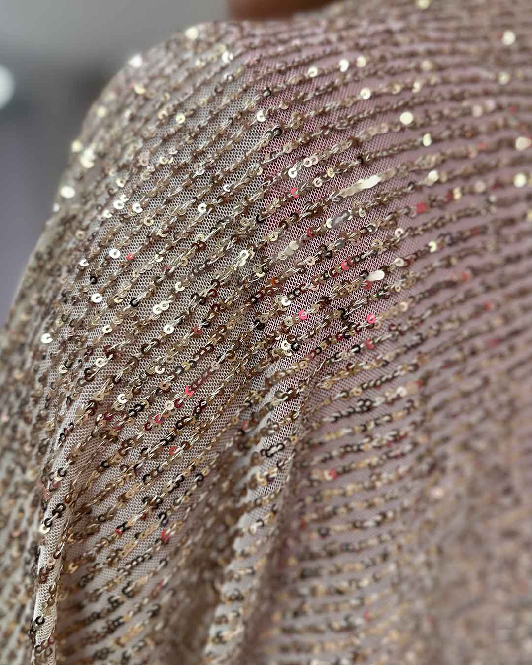 Tela de cada estilo poncho donde se puede ver el detalle de las lentejuelas bien cosidas.