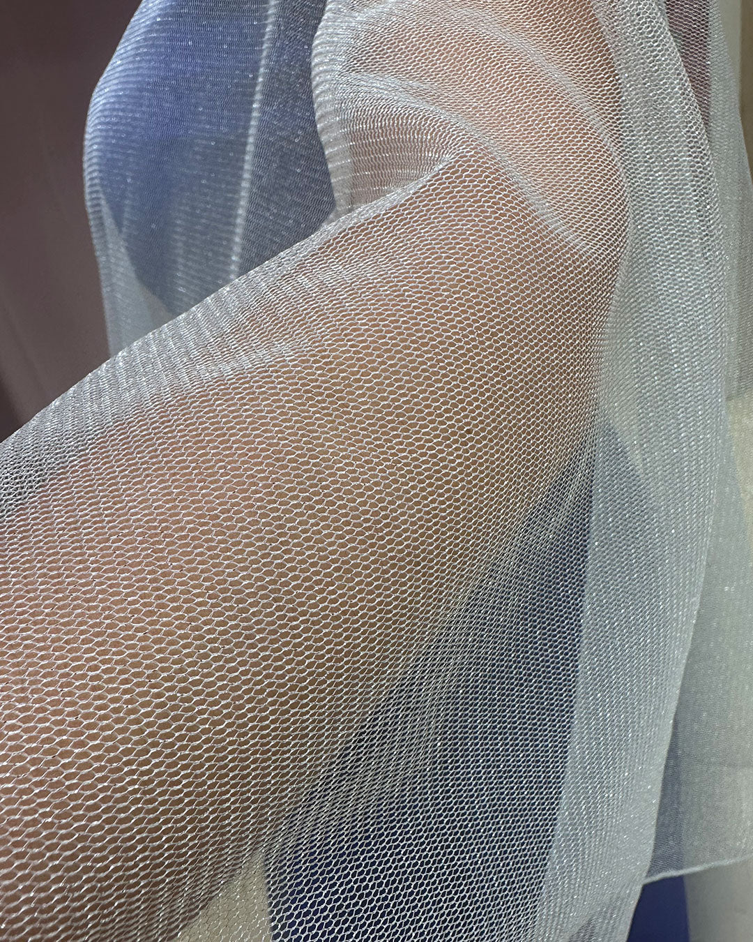 Detalle de tela de suave chal plateado.