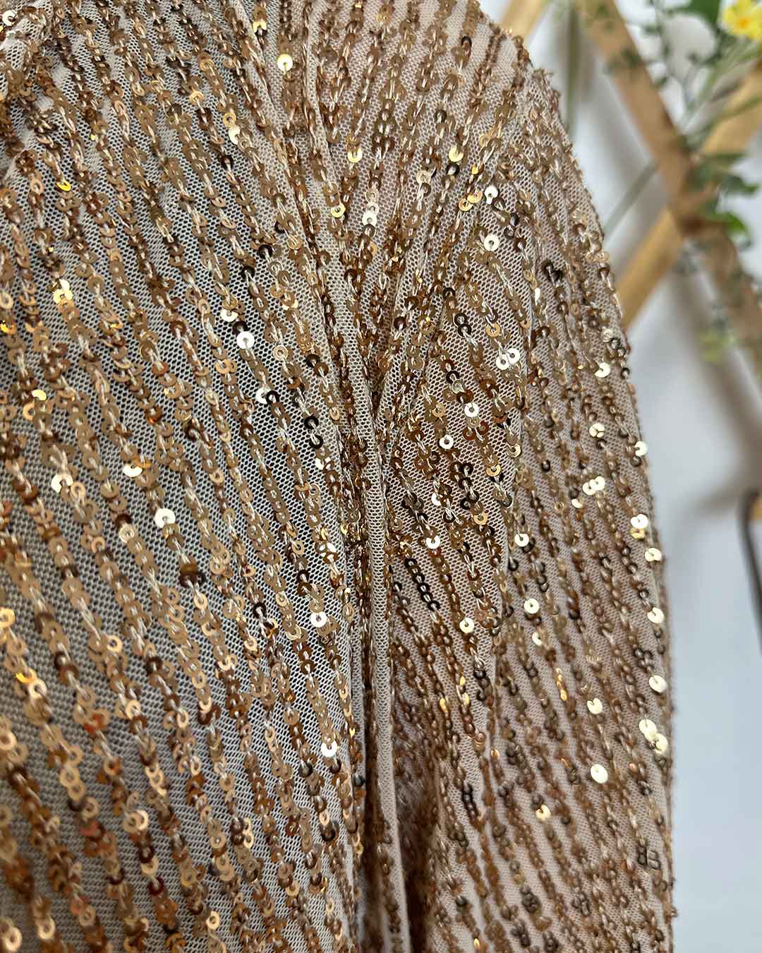 Detalle de las lentejuelas de la torera o bolero en color dorado. Toda nuestra ropa está hecha en España, por diseñadores experimentados de Barcelona. Nuestra tienda se encuentra en Barcelona.