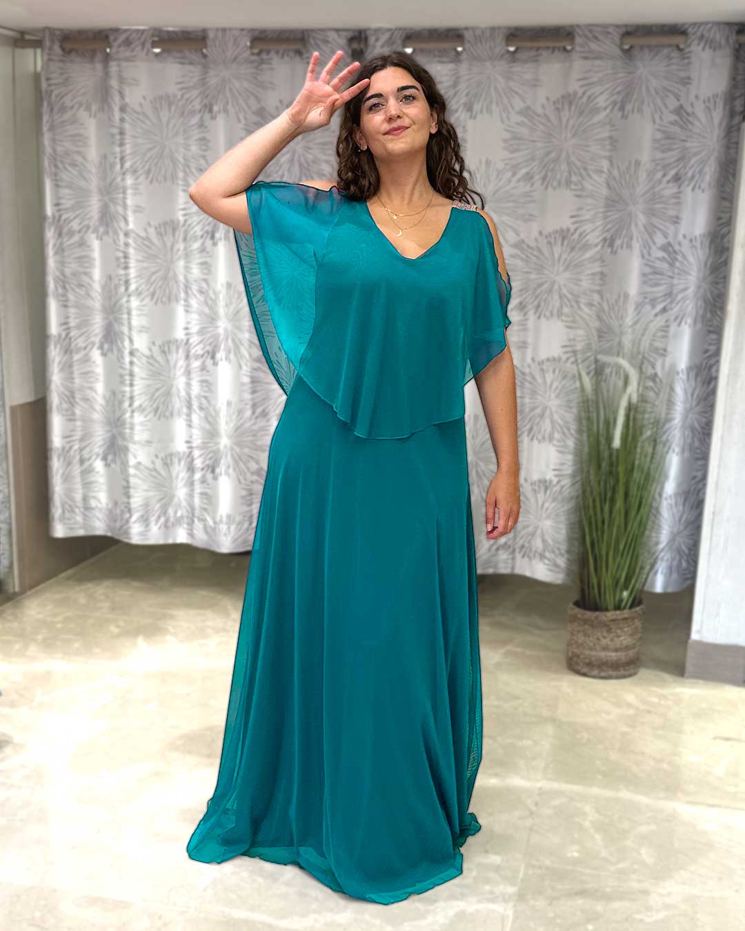Vestido largo de fiesta perfecto para estilizar tu cuerpo curvy. Color verde pato. Hasta talla 50.