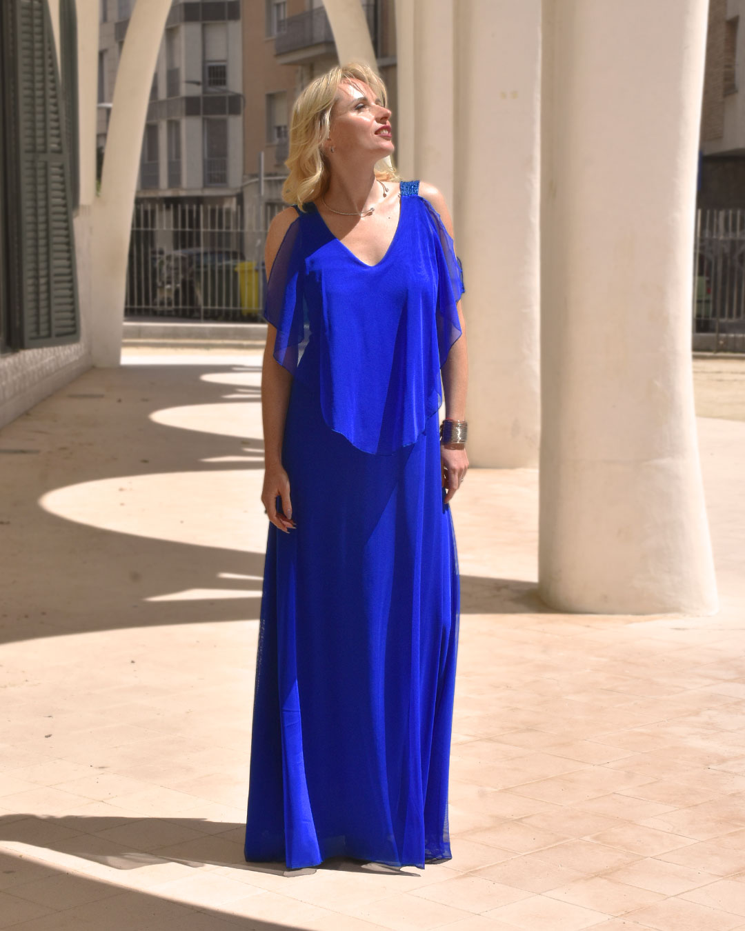 Vestido largo color azul electrico perfecto para cuerpos curvys que quieran resaltar el día de la ceremonia o evento oficial.