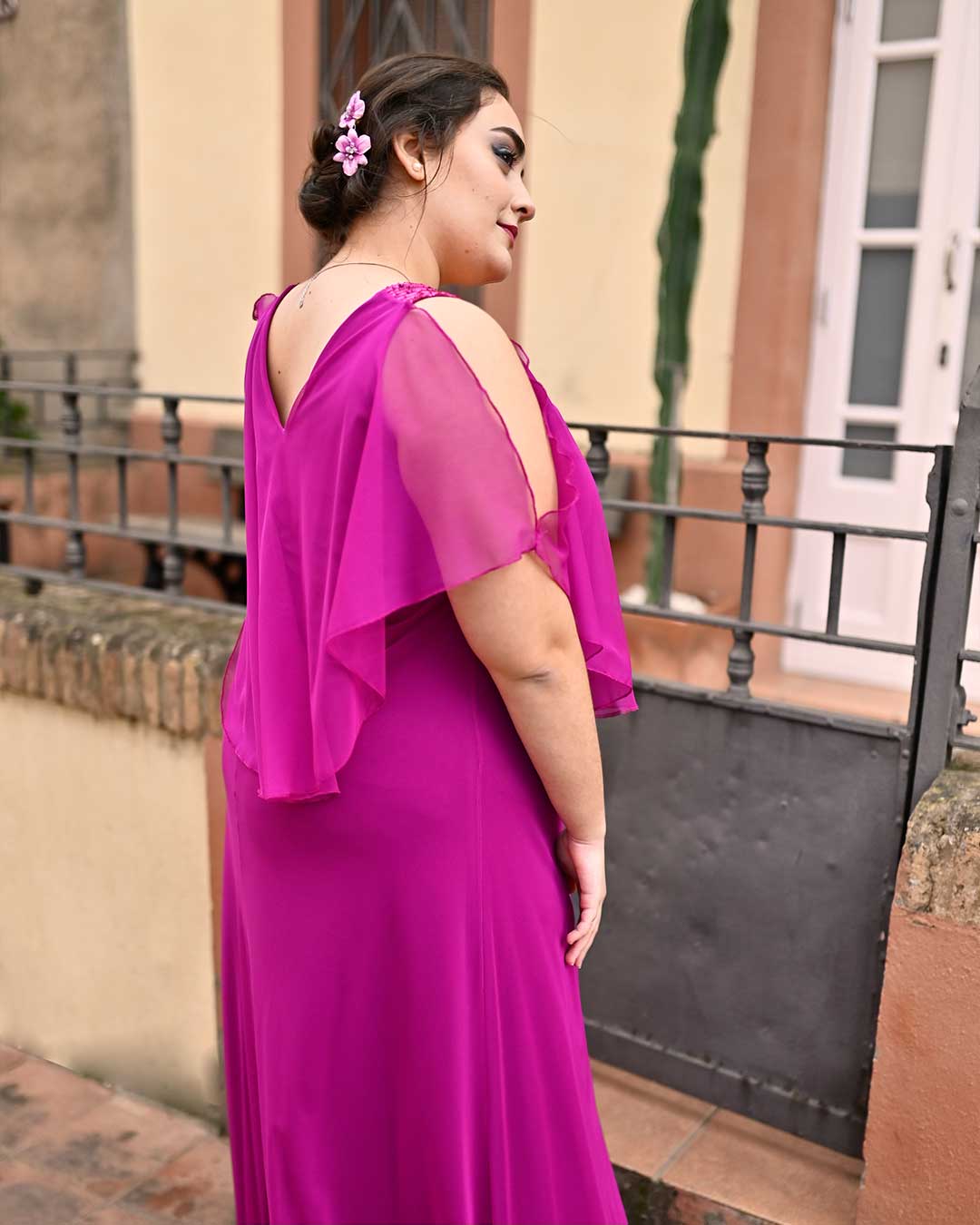 Vista trasera del Vestido Alegría Bugambilia, destacando la caída suave de la tela y el acabado impecable del diseño.