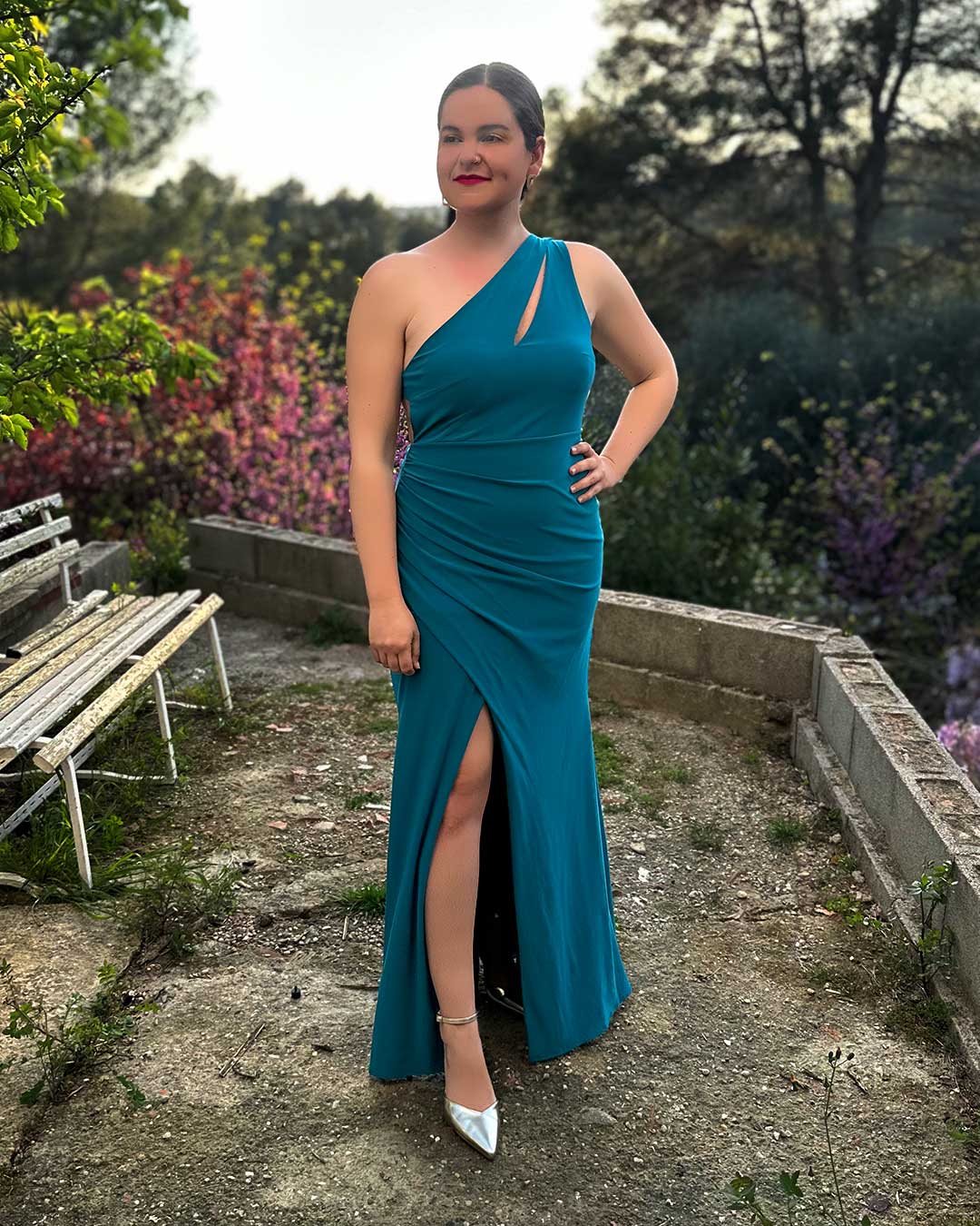 Vestido largo para graduaciones y eventos como invitadas de boda, de escote asimétrico con una pequeña abertura hacia el pecho, fruncido en la cintura y abertura en la pierna derecha de la falda.