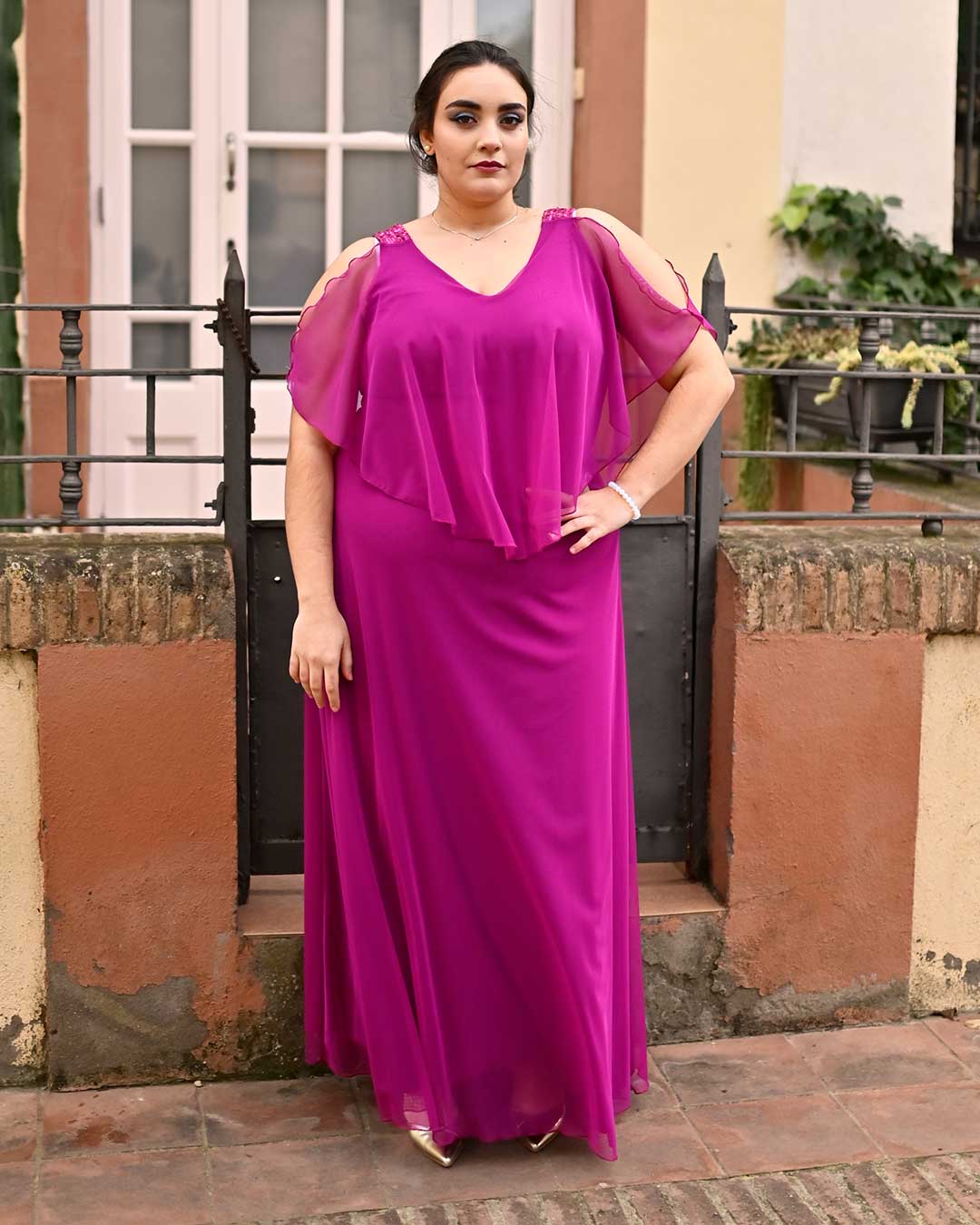 Vista completa del Vestido Alegría Bugambilia, mostrando su vibrante color y su favorecedor corte fluido ideal para ceremonias y eventos especiales.