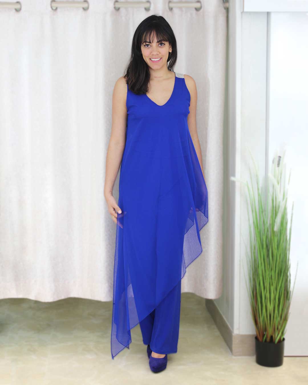 Mono con capa de tul en diagonal con tela de gasa y interior de poléster, perfecto para bodas y fiestas.