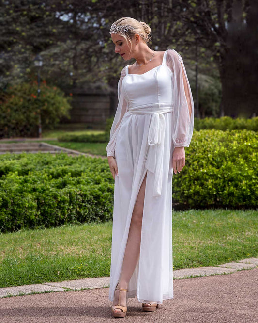 Vestido blanco largo con mangas largas abiertas, abertura en la pierna y cinturón de gasa, para novias o fiestas de blanco.
