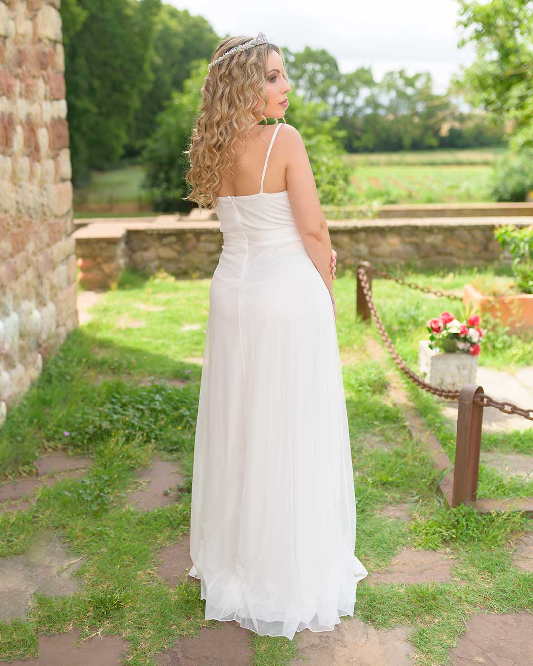 Espalda de vestido largo blanco largo de novia, sencillo pero muy elegante de tirantes.