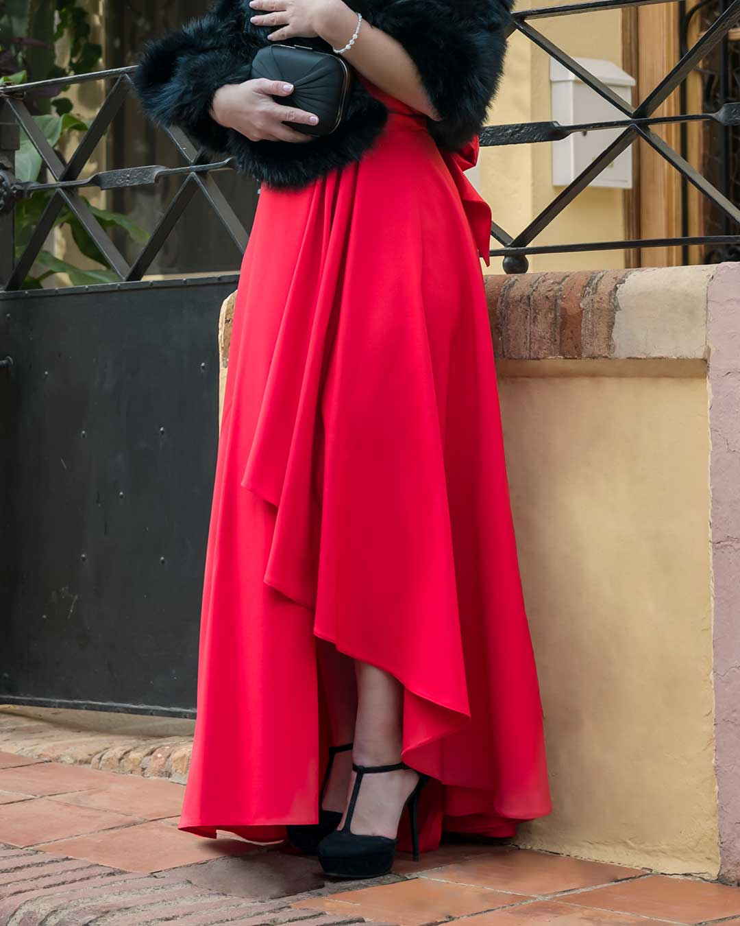 Detalle de la falda del Vestido Magnolia, destacando su caída fluida y su movimiento elegante. Ideal para ceremonias y eventos formales, su diseño resalta la feminidad y la sofisticación con cada paso. Perfecto para combinar con accesorios sutiles que realcen el look.