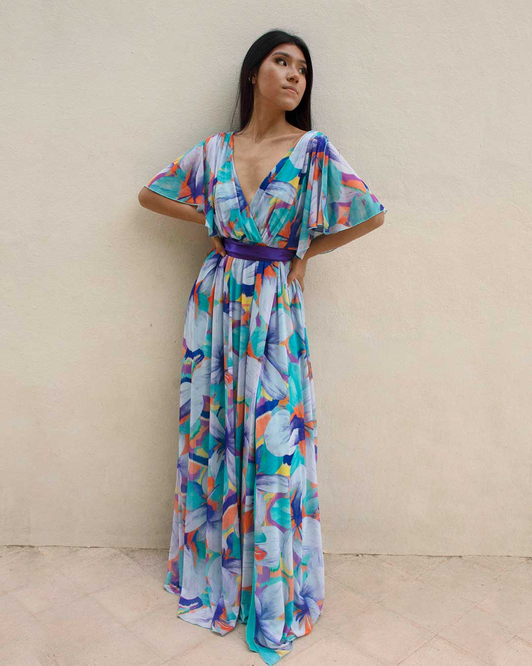 Vestido largo de estampado de flores turquesa y lila perfecto para invitadas de boda y fiestas.