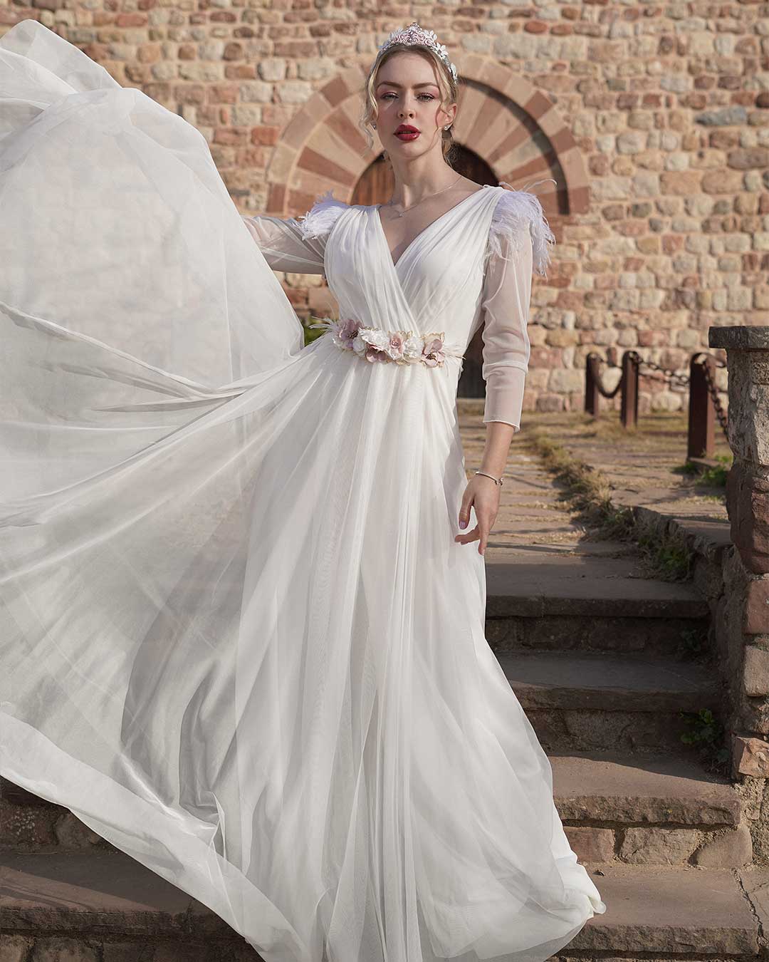 Vestido blanco largo para novia civil o fiestas de blanco. El vestido es de manga 3/4 y plumas en los hombros con un cinturón de flores.