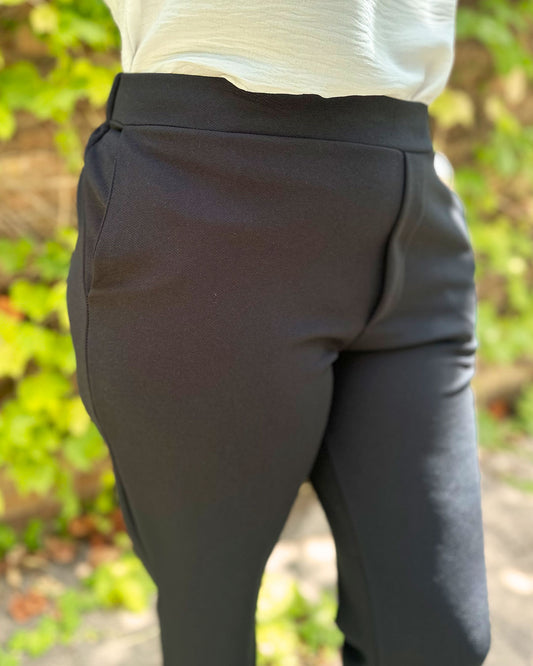 Parte superior de pantalón básico con tela agradable. Lleva bolsillos y sus detalles lo hacen muy elegante.