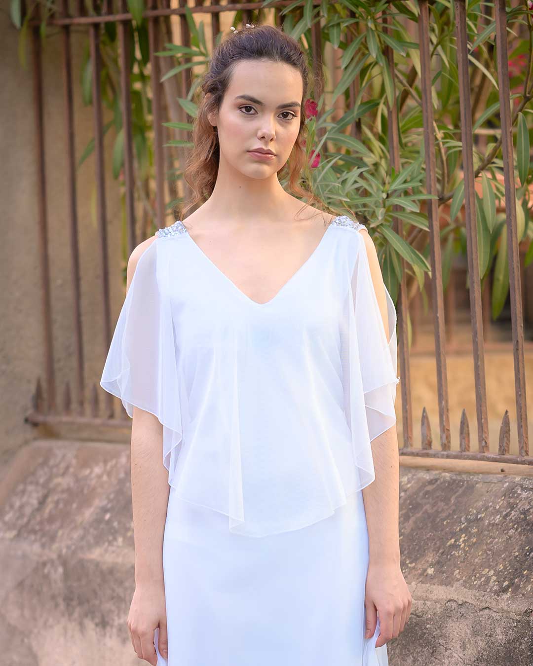 Vestido blanco largo con capa de gasa por encima del busto, perfecto para estilizar y disimular.