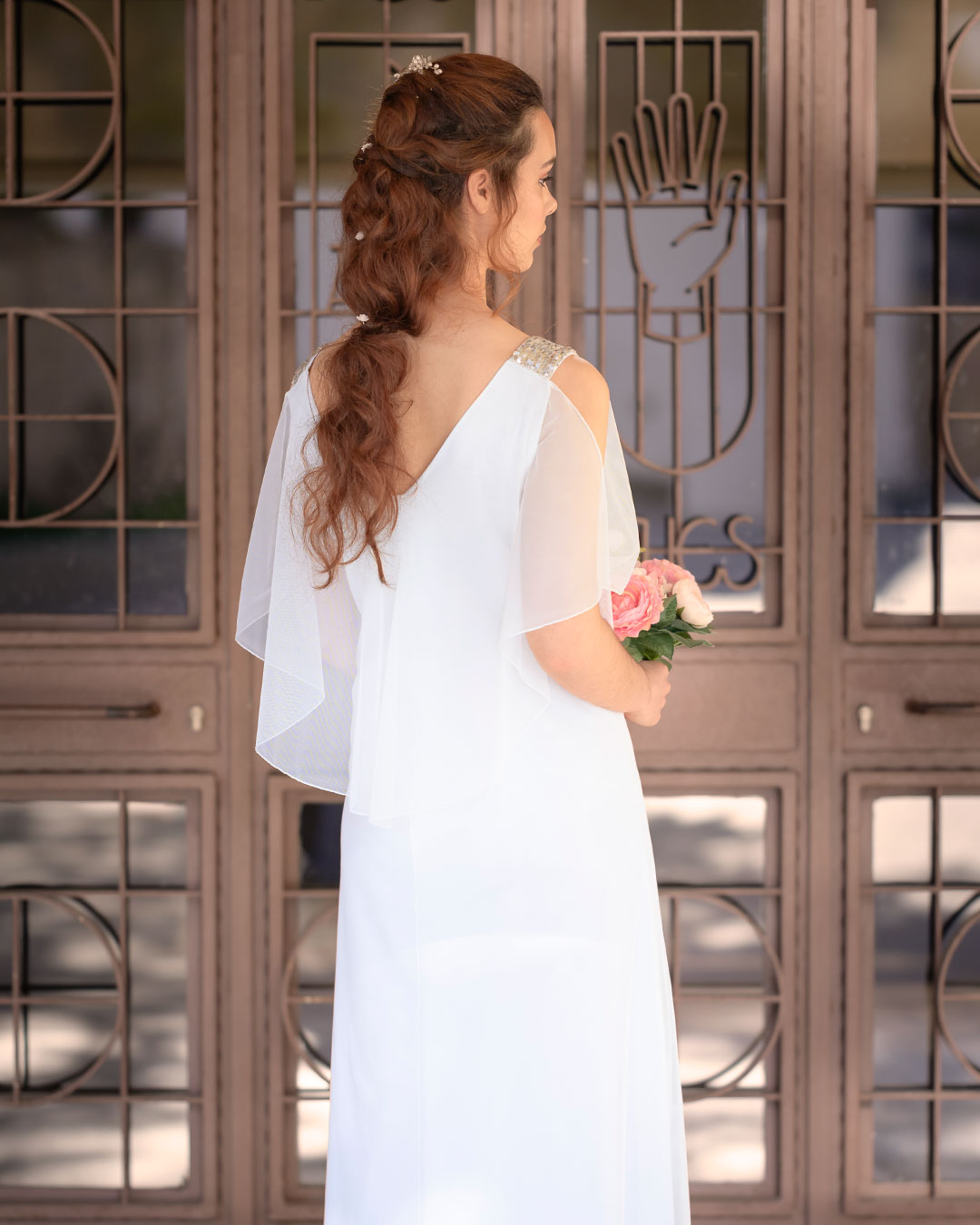 Hermosa espalda de vestido de novia con capa hasta la cintura transparente, perfecta para estilizar.