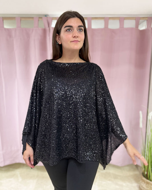 Capa estilo poncho de color negro, hecho de lentejuelas, perfecto para combinar con tu vestido de fiesta o ceremonia.