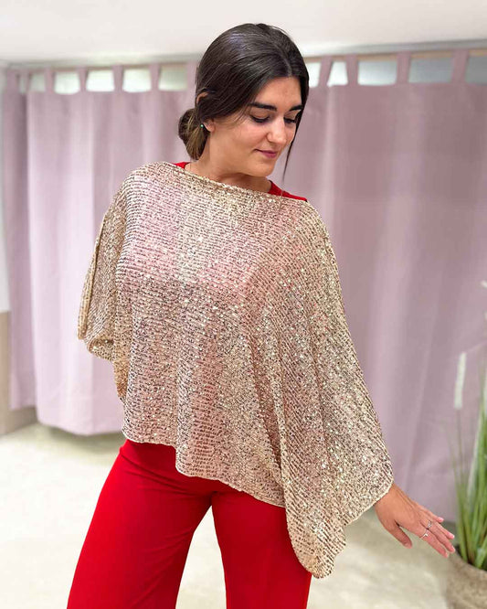 Capa estilo poncho dorado con lentejuelas perfecto para fiestas y ceremonias.