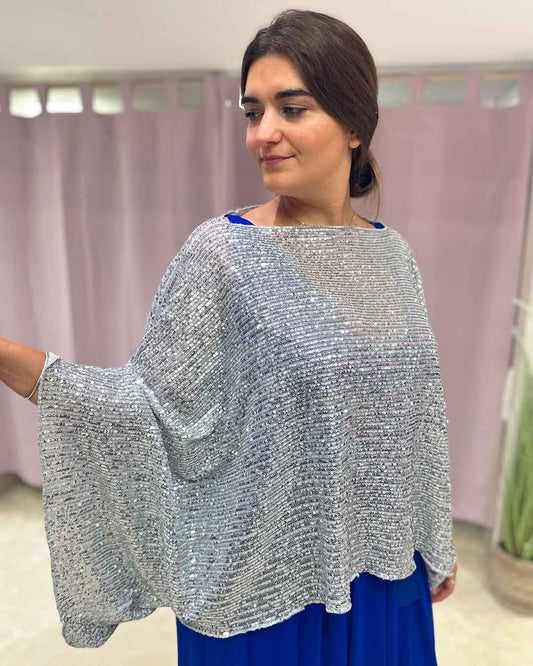 Capa estilo poncho color plata, perfecto para combinar con tu vestido de fiesta o invitada de boda y para cuerpos curvy.