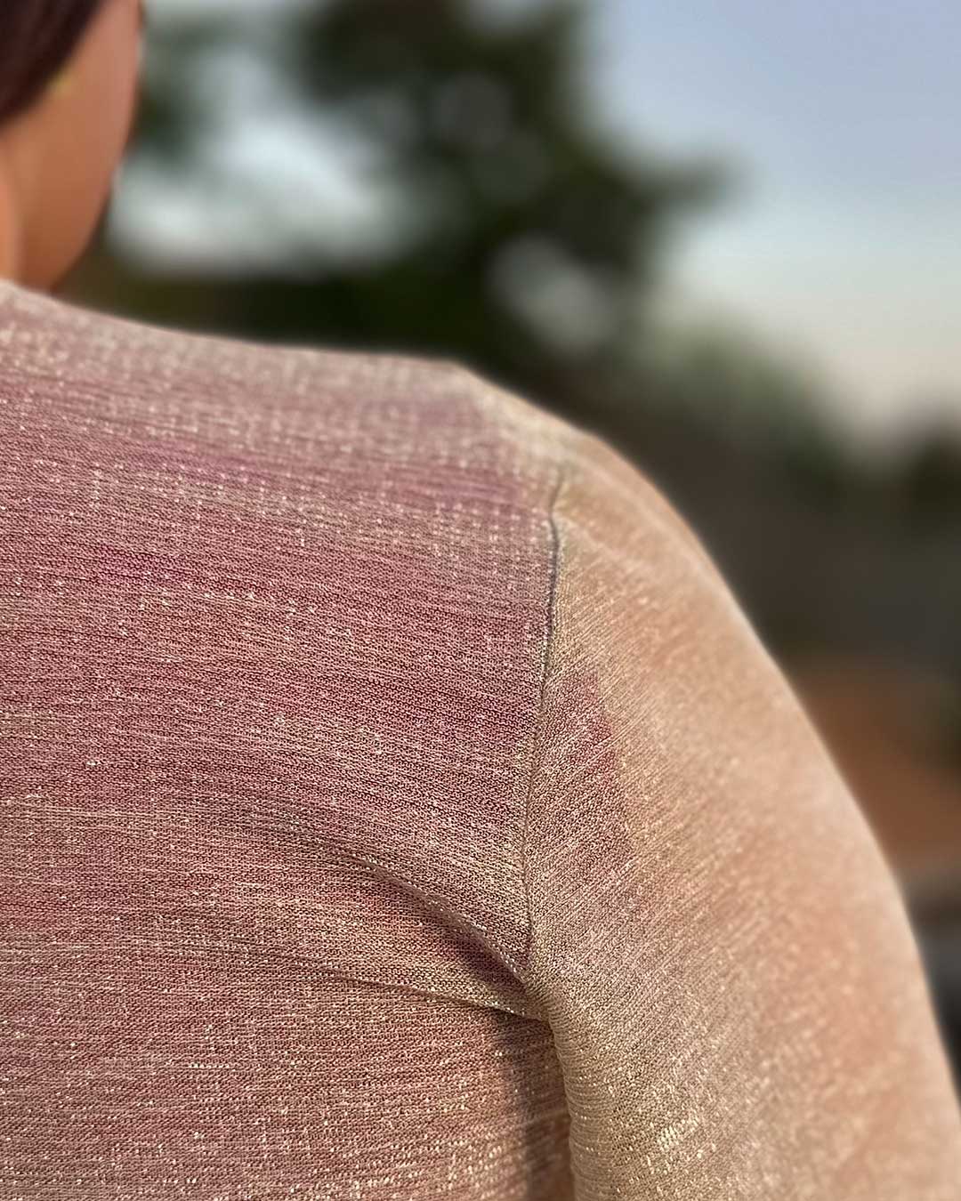 Detalle de tela de bolero dorado con tela de gasa suave y agradable.