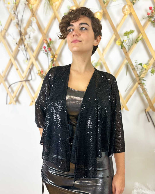 Bolero a torera de lentejuelas color negro perfecto para combinar con tu look de fiesta o evento oficial como invitada de boda. Somos una tienda situada en Barcelona especializada en moda para eventos.