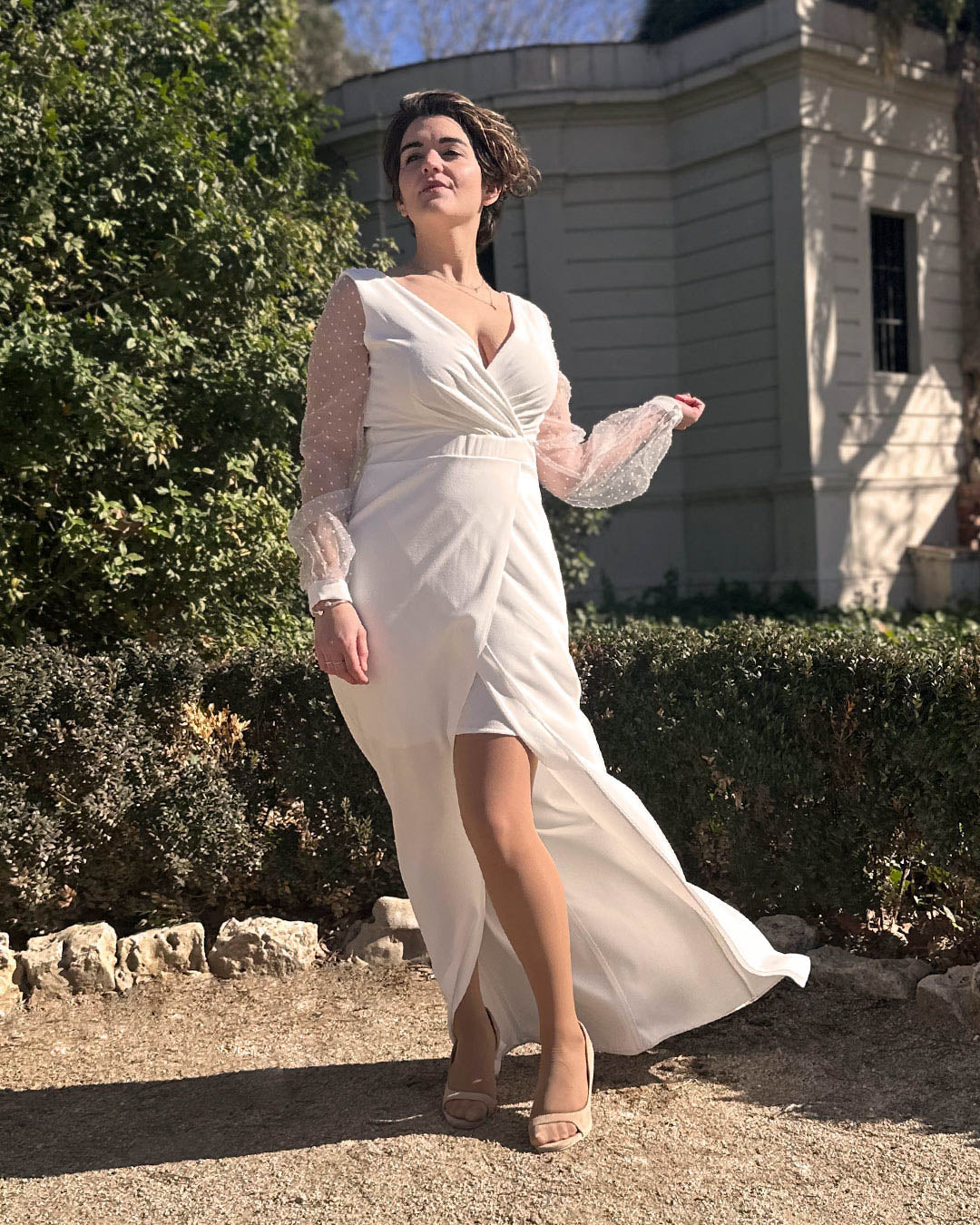 Vestido de novia de mangas plumeti perfecto para tu boda civil. Un vestido blanco largo sencillo con el que los dejarás con la boca abierta.