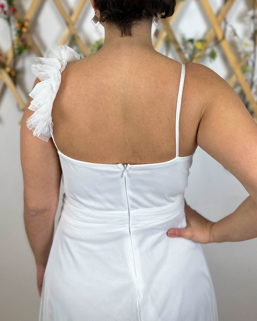 Vestido de novia sencillo de color blanco y tela de tul super bonito para tu boda civil.